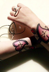 pasangan pergelangan tangan kepribadian tato berbentuk hati