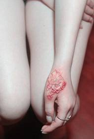 рожевий маленька квітка рота тигра покрити шрам татуювання