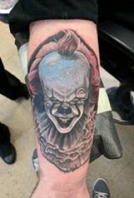 Clown tattoo op die pols van 'n gekleurde clown tattoo foto