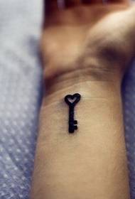 bilek kalp şeklinde anahtar dövme deseni