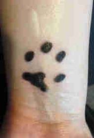 dog claw tattoo sa pulso ng dog paw tattoo na larawan