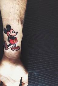 手首にかわいいミッキーマウスのタトゥー