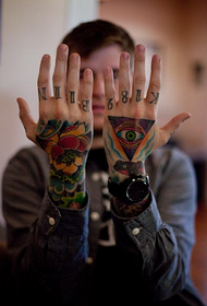 knappe handen met prachtige tattoo-ontwerpen