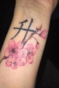 tatoveringsmønster blomster jenter håndledd på kinesiske tegn og blomster Tattoo bilder