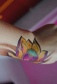 model frumos de tatuaj de lotus la încheietura mâinii