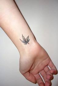 pergelangan tangan pola tato daun maple yang indah