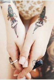 motif de tatouage de peau de perforation de poignard