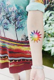 moteriškos rankos spalvos saulės tatuiruotė