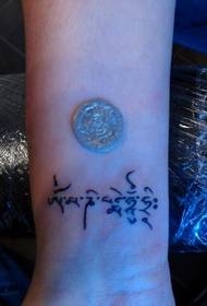tatuazh i vogël dhe i freskët me tatuazhin Sanskrit