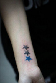 Woman's arm small and exquisite five-pointed star tattoo pattern