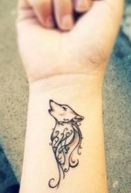 uma tatuagem de totem de lobo de pulso feminino