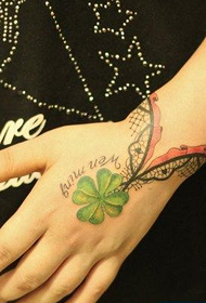 татуировка гривна на китката на жена с четири листа гривна