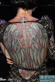 3d mehanička tetovaža krila na ženskom leđima