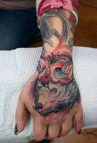 ženská ruka vlčí hlava tetování vzor