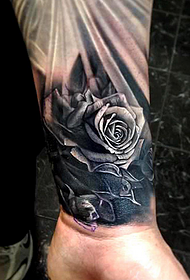 o imagine de tatuaj de trandafir pe încheietura mâinii