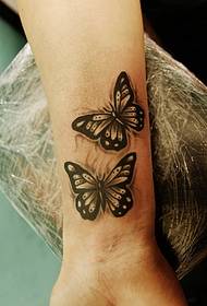 Пеперуда татуировка на китката