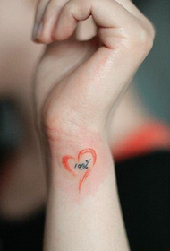 meitenes plaukstas krāsas mazā mīlestības tetovējuma raksts