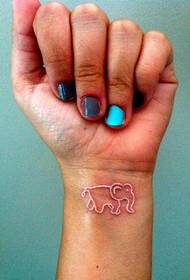 tatouage invisible petit et beau bébé éléphant