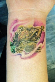 ženské zápěstí barva malé zlaté tetování obrázek