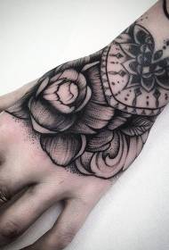 ročno izrezljani slog črne vrtnice in nakit vzorca tatoo