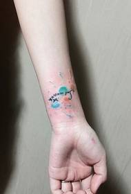 model de tatuaj proaspăt și frumos la încheietura mâinii