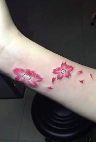 muñeca Pequeñas flores frescas en los tatuajes