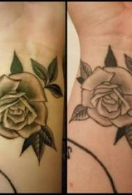 Tatuagem pequena rosa menina pulso na Europa e América rosa tatuagem imagem