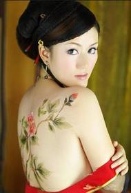 κόκκινο φόρεμα ομορφιάς πίσω από την πράσινη εικόνα τατουάζ υποκατάστημα