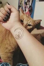 मुलगी टॅटू मनगट चंद्र वर मांडी आणि मांजरीवर टॅटू चित्रे