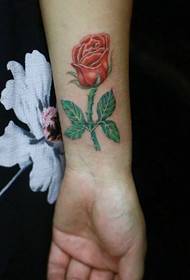 роза татуировка на китката на роза ярка и несравнима
