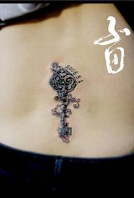κορίτσι πίσω μόδα μαύρο και άσπρο μοτίβο τατουάζ κλειδί