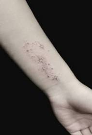 stampa di tatuaggi ultra-simplice è bellu aspettu per u polso