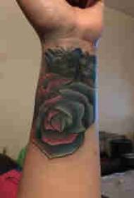Evropská růže tetování mužské zápěstí na Evropě a Americe růže tetování obrázek