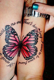 vacker kombination av älskare händer Butterfly tatuering