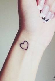Riešo maža šviežia širdis Suformuotas paprastas tatuiruotės raštas