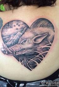 класически модел на татуировка на дива свиня на гърба на момичето