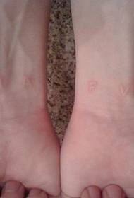 Tatuaj cu litere albe la încheietura mâinii