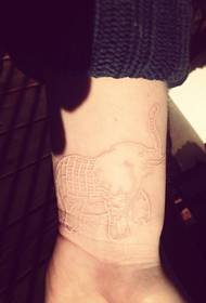 女孩手腕上漂亮的大象鸽子血纹身