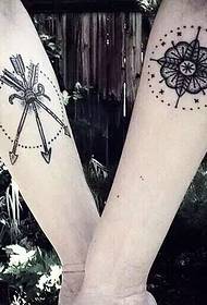 divi ļoti tipiski plaukstas locītavas pāris tetovējuma attēli