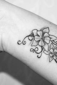 mergaitės gražus riešo gėlių tatuiruotės modelis