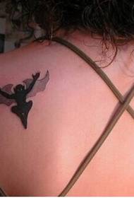 mtsikana wokonda mmbuyo wakuda ndi woyera 3D bat tattoo