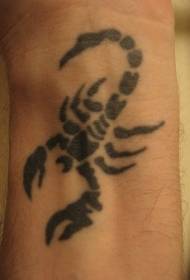 Patrón de tatuaje de boneca de escorpión negro