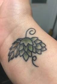 Håndleddet malt tatovering teknikk enkel linje tatovering blad tatoveringsmateriale liten fersk plante tatovering bilde