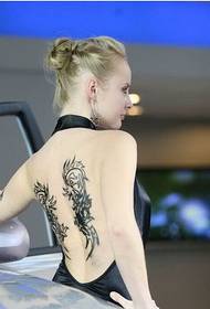 Europeiska skönhet bil modell tillbaka tatuering bild