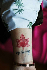 kreativní zápěstí červené malé vanilkové tetování vzor
