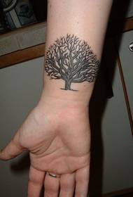 gambar tato pergelangan tangan pohon hitam