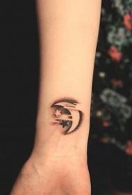 手首黒茶色の星と月のタトゥーパターン