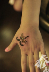dievča s fúzy a korunou tetovanie