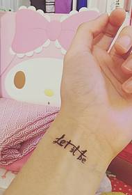 Англиска тетоважа на личноста на зглобот на девојчето