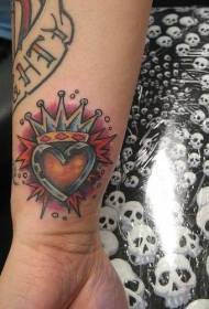 patrón de tatuaje de corona en forma de corazón de muñeca